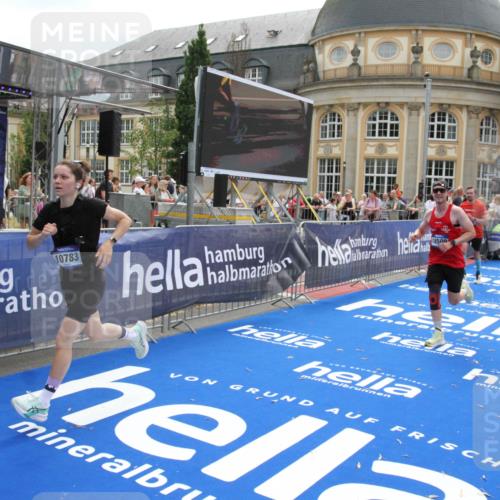 29.06.2025 - hella hamburg halbmarathon Michael Strokosch http://msf.ph/oto/8480801 29.06.2025 10:41:29 Ziel 1570, 2797, 3204, 4893, 5987, 6771, 7432, 7774, 7796, 10783, 14555, 16816, 17159, 17882, 18412, 18509, 18573 meine-sportfotos.de