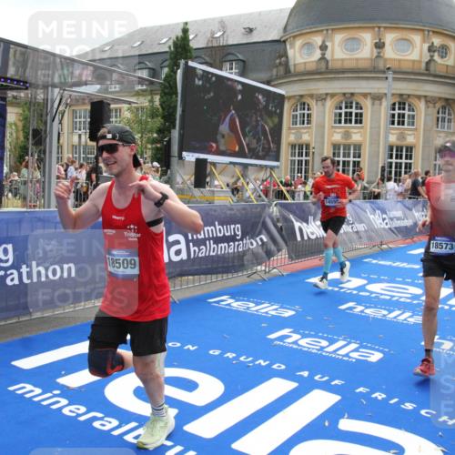 29.06.2025 - hella hamburg halbmarathon Michael Strokosch http://msf.ph/oto/8480815 29.06.2025 10:41:30 Ziel 2579, 2797, 3204, 4893, 5987, 6771, 7432, 7774, 7796, 10783, 12588, 14555, 16816, 17159, 17882, 18412, 18509, 18573 meine-sportfotos.de