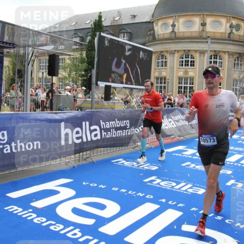 29.06.2025 - hella hamburg halbmarathon Michael Strokosch http://msf.ph/oto/8480837 29.06.2025 10:41:31 Ziel 2579, 2797, 3204, 4893, 5987, 7774, 7796, 8358, 10783, 12588, 13457, 14555, 17159, 17882, 18412, 18509, 18573 meine-sportfotos.de