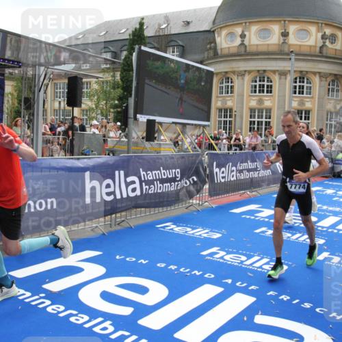 29.06.2025 - hella hamburg halbmarathon Michael Strokosch http://msf.ph/oto/8480857 29.06.2025 10:41:32 Ziel 2579, 2797, 3204, 4893, 5987, 7774, 7796, 8358, 10894, 12588, 13457, 14275, 14555, 17159, 17882, 18412, 18442, 18509, 18573 meine-sportfotos.de