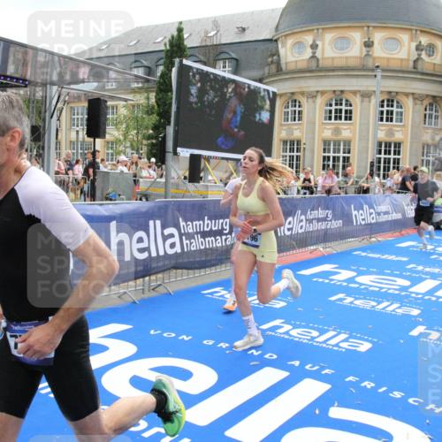 29.06.2025 - hella hamburg halbmarathon Michael Strokosch http://msf.ph/oto/8480898 29.06.2025 10:41:32 Ziel 2579, 2797, 3204, 4893, 5987, 7774, 7796, 8358, 10894, 12588, 13457, 14275, 14555, 17159, 17882, 18412, 18442, 18509, 18573 meine-sportfotos.de