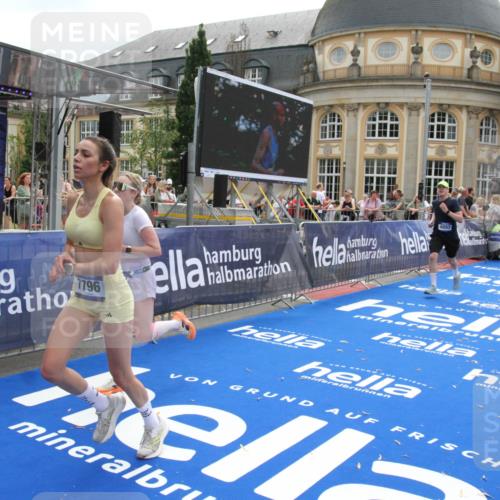 29.06.2025 - hella hamburg halbmarathon Michael Strokosch http://msf.ph/oto/8480914 29.06.2025 10:41:33 Ziel 2579, 2797, 3204, 4893, 5987, 7774, 7796, 8358, 10894, 12588, 13457, 14275, 14555, 17159, 17882, 18412, 18442, 18491, 18573 meine-sportfotos.de