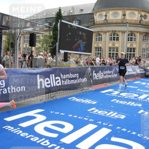 29.06.2025 - hella hamburg halbmarathon Michael Strokosch http://msf.ph/oto/8480939 29.06.2025 10:41:33 Ziel 2579, 2797, 3204, 4893, 5987, 7774, 7796, 8358, 10894, 12588, 13457, 14275, 14555, 17159, 17882, 18412, 18442, 18491, 18573 meine-sportfotos.de