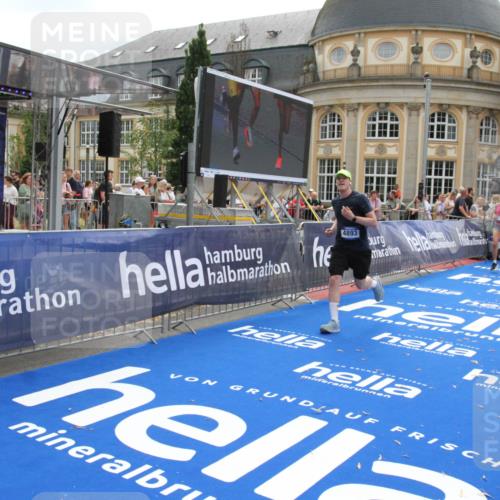 29.06.2025 - hella hamburg halbmarathon Michael Strokosch http://msf.ph/oto/8480962 29.06.2025 10:41:34 Ziel 2579, 2797, 3204, 4893, 5987, 7774, 7796, 8358, 9885, 10894, 12588, 13457, 14275, 14555, 16084, 17159, 17882, 18412, 18442, 18491 meine-sportfotos.de