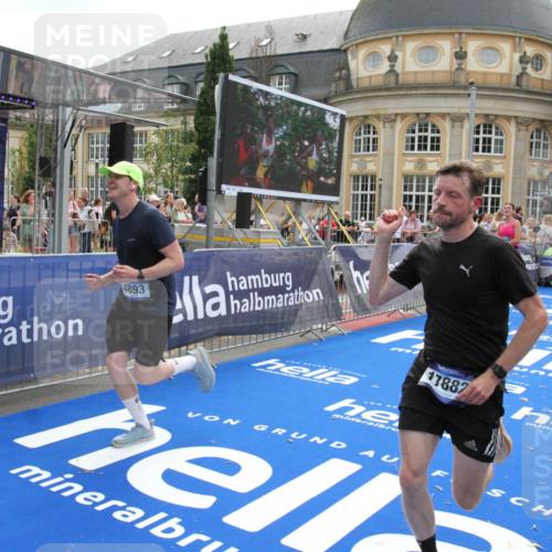 29.06.2025 - hella hamburg halbmarathon Michael Strokosch http://msf.ph/oto/8480992 29.06.2025 10:41:34 Ziel 2579, 2797, 3204, 4893, 5987, 7774, 7796, 8358, 9885, 10894, 12588, 13457, 14275, 14555, 16084, 17159, 17882, 18412, 18442, 18491 meine-sportfotos.de