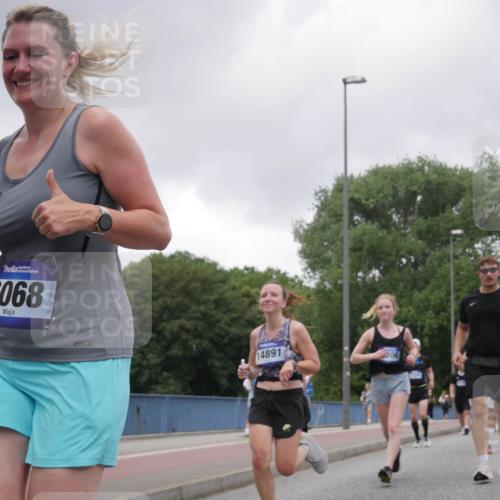 29.06.2025 - hella hamburg halbmarathon Luisa Fischer http://msf.ph/oto/8481008 29.06.2025 10:49:58 Kennedybrücke 6068, 14891, 806, 1100, 1104, 1429, 2423, 2813, 3410, 3896, 4104, 4306, 4448, 5635, 5769, 5770, 5854, 5892, 6392, 8010, 8047, 8486, 8706, 9120, 9121, 9337, 9426, 9774 meine-sportfotos.de