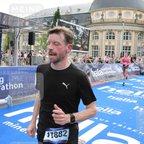 29.06.2025 - hella hamburg halbmarathon Michael Strokosch http://msf.ph/oto/8481015 29.06.2025 10:41:35 Ziel 2579, 2797, 3204, 4893, 5987, 7796, 8358, 9885, 10894, 12588, 13457, 14275, 16084, 17159, 17882, 18442, 18491 meine-sportfotos.de
