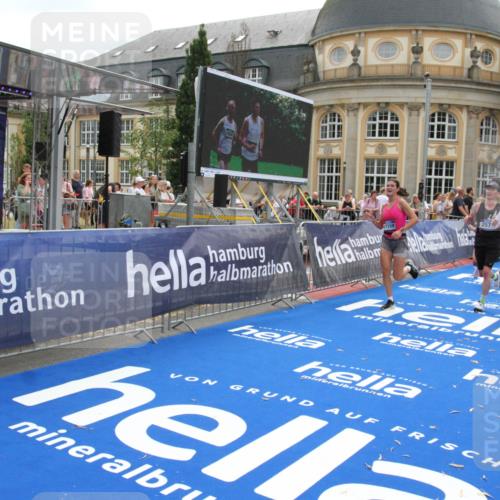 29.06.2025 - hella hamburg halbmarathon Michael Strokosch http://msf.ph/oto/8481032 29.06.2025 10:41:35 Ziel 2579, 2797, 3204, 4893, 5987, 7796, 8358, 9885, 10894, 12588, 13457, 14275, 16084, 17159, 17882, 18442, 18491 meine-sportfotos.de