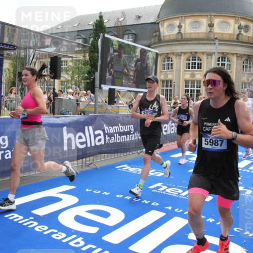 29.06.2025 - hella hamburg halbmarathon Michael Strokosch http://msf.ph/oto/8481070 29.06.2025 10:41:37 Ziel 2579, 5987, 8358, 9885, 10894, 12588, 13457, 13714, 14275, 16084, 17159, 18442, 18491 meine-sportfotos.de