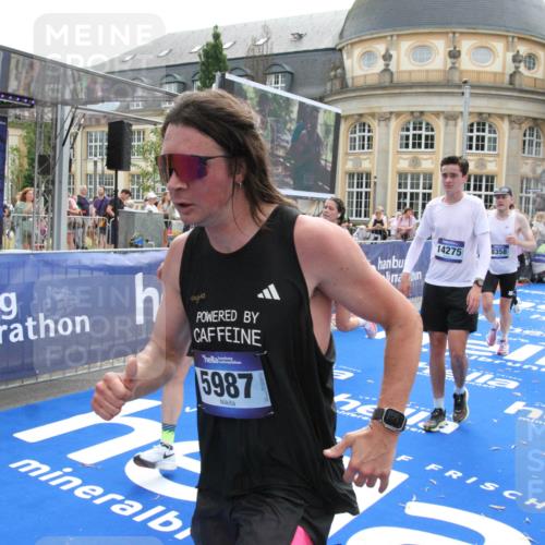 29.06.2025 - hella hamburg halbmarathon Michael Strokosch http://msf.ph/oto/8481094 29.06.2025 10:41:37 Ziel 2579, 5987, 8358, 9885, 10894, 12588, 13457, 13714, 14275, 16084, 17159, 18442, 18491 meine-sportfotos.de