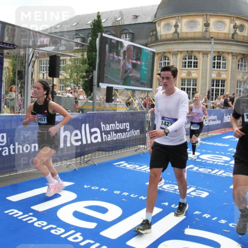 29.06.2025 - hella hamburg halbmarathon Michael Strokosch http://msf.ph/oto/8481154 29.06.2025 10:41:38 Ziel 2579, 5987, 8358, 9885, 10894, 12588, 13457, 13714, 14275, 16084, 17159, 18442, 18491 meine-sportfotos.de