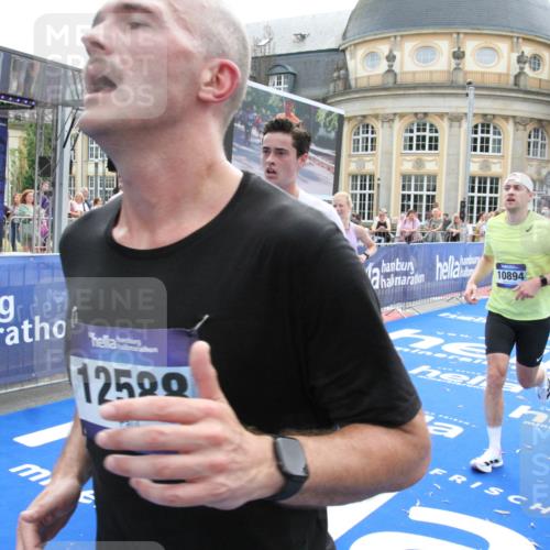 29.06.2025 - hella hamburg halbmarathon Michael Strokosch http://msf.ph/oto/8481173 29.06.2025 10:41:38 Ziel 2579, 5987, 8358, 9885, 10894, 12588, 13457, 13714, 14275, 16084, 17159, 18442, 18491 meine-sportfotos.de