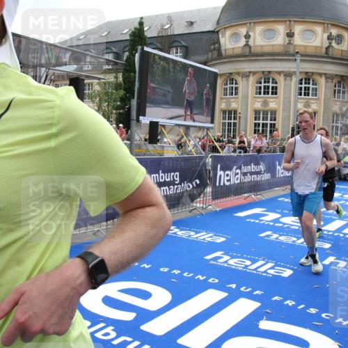 29.06.2025 - hella hamburg halbmarathon Michael Strokosch http://msf.ph/oto/8481251 29.06.2025 10:41:39 Ziel 2579, 8358, 9640, 9885, 10894, 12588, 13457, 13714, 14275, 16084, 18442, 18491 meine-sportfotos.de