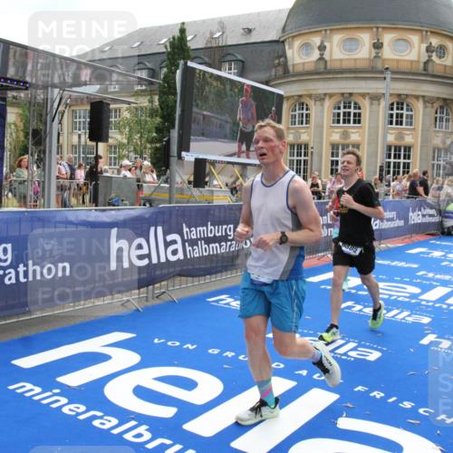 29.06.2025 - hella hamburg halbmarathon Michael Strokosch http://msf.ph/oto/8481267 29.06.2025 10:41:40 Ziel 8358, 9640, 9885, 10894, 13457, 13714, 14275, 16084, 18442, 18491 meine-sportfotos.de