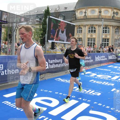 29.06.2025 - hella hamburg halbmarathon Michael Strokosch http://msf.ph/oto/8481299 29.06.2025 10:41:40 Ziel 8358, 9640, 9885, 10894, 13457, 13714, 14275, 16084, 18442, 18491 meine-sportfotos.de