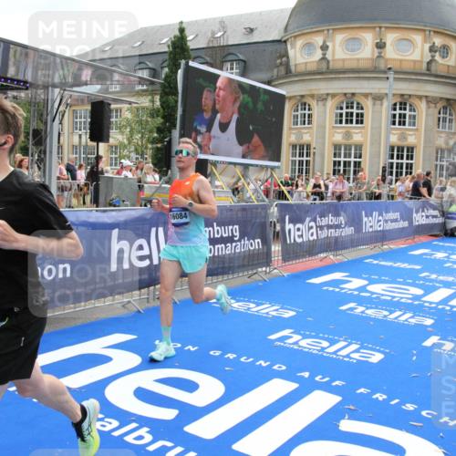 29.06.2025 - hella hamburg halbmarathon Michael Strokosch http://msf.ph/oto/8481326 29.06.2025 10:41:41 Ziel 9640, 9885, 10894, 13714, 14275, 16084, 18442, 18491 meine-sportfotos.de