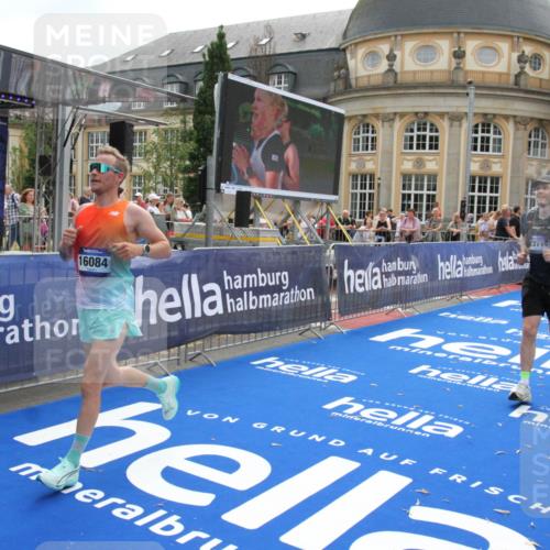 29.06.2025 - hella hamburg halbmarathon Michael Strokosch http://msf.ph/oto/8481352 29.06.2025 10:41:41 Ziel 9640, 9885, 10894, 13714, 14275, 16084, 18442, 18491 meine-sportfotos.de