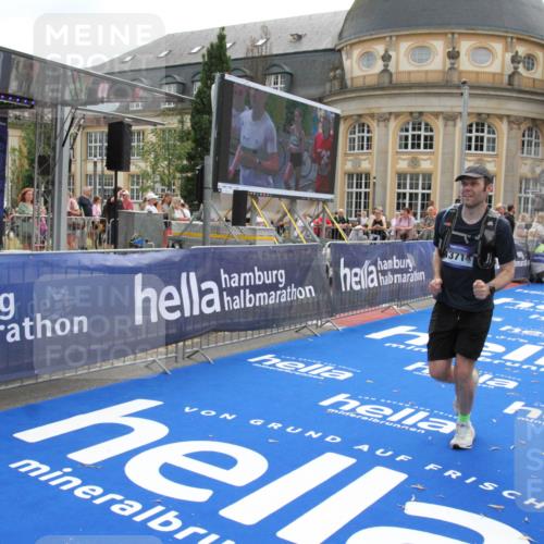 29.06.2025 - hella hamburg halbmarathon Michael Strokosch http://msf.ph/oto/8481383 29.06.2025 10:41:42 Ziel 1512, 9640, 9885, 13714, 16084, 18491 meine-sportfotos.de