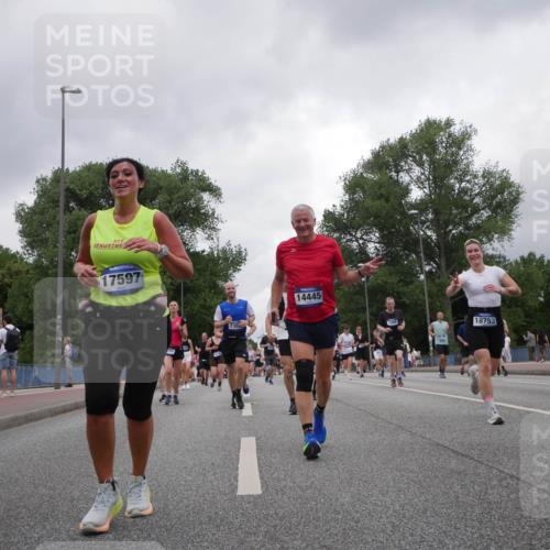 29.06.2025 - hella hamburg halbmarathon Luisa Fischer http://msf.ph/oto/8481420 29.06.2025 10:50:12 Kennedybrücke 17597, 736, 14445, 1999, 18753, 1004, 1004, 1371, 1375, 1608, 1837, 1961, 1999, 2662, 2665, 2697, 4483, 6485, 6623, 7073, 7268, 7364, 7368, 7374, 7430, 7431, 8967, 9949 meine-sportfotos.de