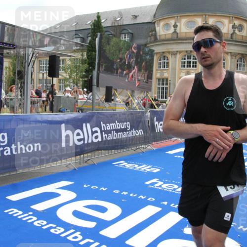 29.06.2025 - hella hamburg halbmarathon Michael Strokosch http://msf.ph/oto/8481510 29.06.2025 10:41:49 Ziel 1512, 1763, 10415, 11765, 14346, 15535, 15935 meine-sportfotos.de