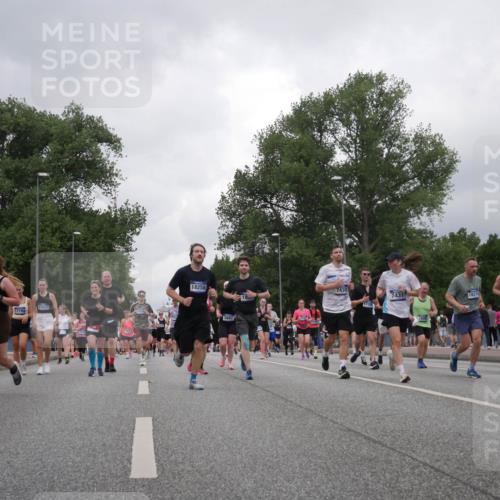 29.06.2025 - hella hamburg halbmarathon Luisa Fischer http://msf.ph/oto/8481537 29.06.2025 10:50:17 Kennedybrücke 17184, 16745, 17031, 18258, 5697, 7430, 7431, 172, 18315, 11160, 1004, 1371, 1375, 1608, 1837, 1961, 1999, 2327, 2537, 3406, 3407, 4483, 5697, 6485, 6740, 7268, 7364, 7368, 7374, 7430, 7431, 8967, 9557, 10514, 10515, 10591 meine-sportfotos.de