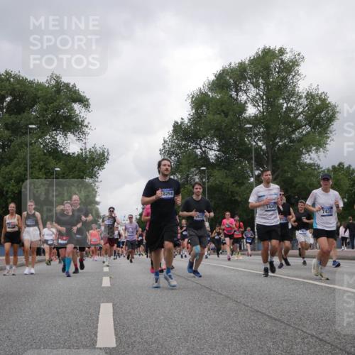 29.06.2025 - hella hamburg halbmarathon Luisa Fischer http://msf.ph/oto/8481543 29.06.2025 10:50:17 Kennedybrücke 16745, 12538, 18258, 7430, 837, 7431, 18315, 111, 1004, 1371, 1375, 1608, 1837, 1961, 1999, 2327, 2537, 3406, 3407, 4483, 5697, 6485, 6740, 7268, 7364, 7368, 7374, 7430, 7431, 8967, 9557, 10514, 10515, 10591 meine-sportfotos.de