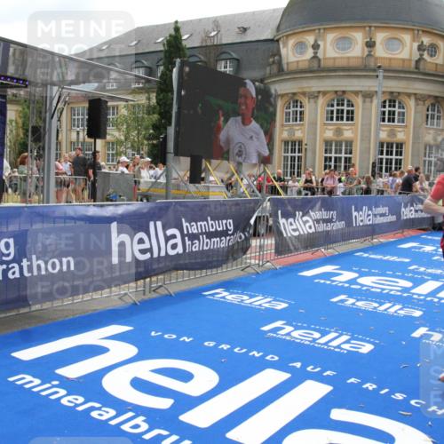 29.06.2025 - hella hamburg halbmarathon Michael Strokosch http://msf.ph/oto/8481663 29.06.2025 10:41:54 Ziel 1169, 7092, 10415, 11765, 15521, 15935 meine-sportfotos.de