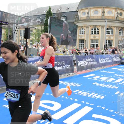 29.06.2025 - hella hamburg halbmarathon Michael Strokosch http://msf.ph/oto/8481769 29.06.2025 10:41:56 Ziel 1169, 7092, 10415, 11765, 15521, 15935, 16507 meine-sportfotos.de