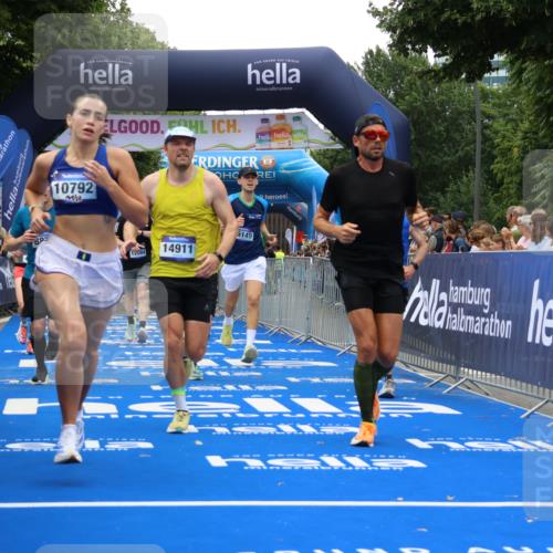 29.06.2025 - hella hamburg halbmarathon Strokosch-Dieckow http://msf.ph/oto/8481796 29.06.2025 10:45:53 Ziel 2189, 3477, 4277, 4345, 6290, 6532, 7385, 8269, 8577, 8871, 10792, 11821, 12084, 14462, 14911, 15149, 16624, 17008, 18185, 19116 meine-sportfotos.de