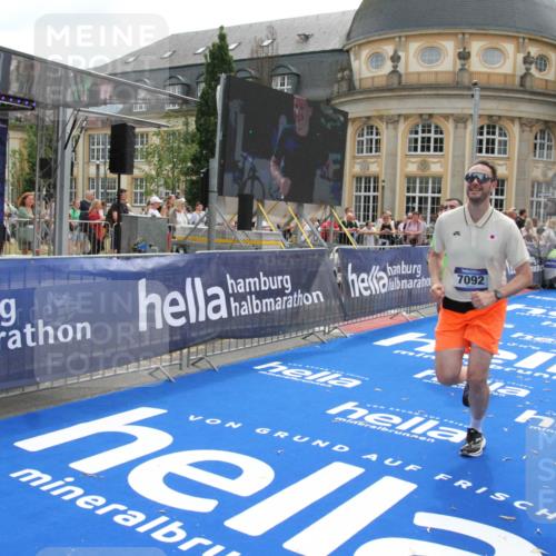 29.06.2025 - hella hamburg halbmarathon Michael Strokosch http://msf.ph/oto/8481833 29.06.2025 10:41:57 Ziel 1169, 7092, 8694, 11765, 15521, 15935, 16507 meine-sportfotos.de