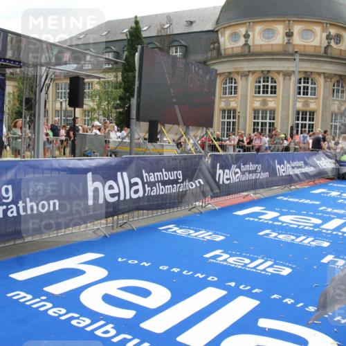 29.06.2025 - hella hamburg halbmarathon Michael Strokosch http://msf.ph/oto/8481942 29.06.2025 10:42:01 Ziel 1169, 5690, 6593, 7363, 8694, 12292, 13196, 15846, 16507, 17926, 18920, 19046 meine-sportfotos.de