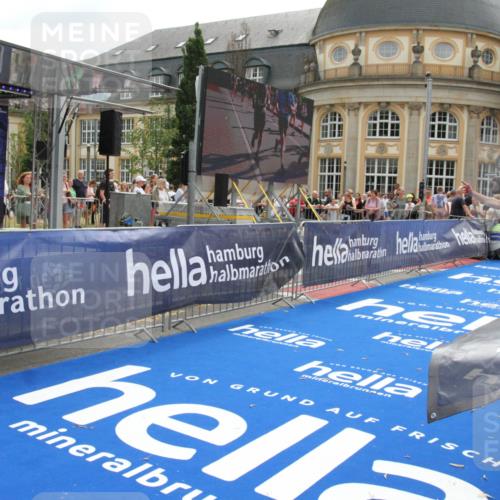 29.06.2025 - hella hamburg halbmarathon Michael Strokosch http://msf.ph/oto/8481958 29.06.2025 10:42:01 Ziel 1169, 5690, 6593, 7363, 8694, 12292, 13196, 15846, 16507, 17926, 18920, 19046 meine-sportfotos.de