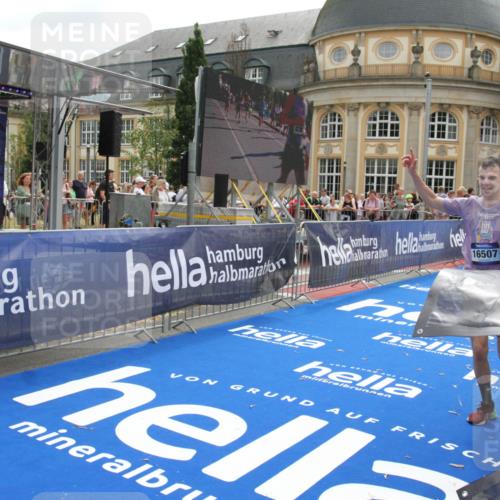 29.06.2025 - hella hamburg halbmarathon Michael Strokosch http://msf.ph/oto/8481994 29.06.2025 10:42:02 Ziel 5690, 6593, 7363, 8694, 11417, 12292, 13196, 15846, 16507, 17864, 17926, 18920, 19046 meine-sportfotos.de