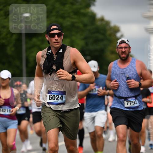 29.06.2025 - hella hamburg halbmarathon Dr. Thomas Lammeyer http://msf.ph/oto/8482266 29.06.2025 10:20:36 Kennedybrücke 1244, 1599, 1602, 2165, 2347, 2803, 2912, 3023, 3030, 3088, 3134, 3156, 3176, 3484, 3648, 3687, 4478, 4637, 5036, 6024, 6742, 6935, 7158, 7358, 7753, 7792, 7924, 7928, 8263, 8295, 8317, 8597, 8619, 8645, 8707, 8847, 8857, 9091, 9332, 9492, 9628, 9664, 9676, 9802, 9810, 9891, 10076, 10107, 10139, 10141, 10183, 10575, 11236, 11344, 11345, 11428 meine-sportfotos.de