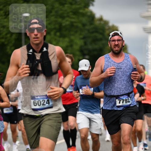 29.06.2025 - hella hamburg halbmarathon Dr. Thomas Lammeyer http://msf.ph/oto/8482275 29.06.2025 10:20:36 Kennedybrücke 1244, 1599, 1602, 2165, 2347, 2803, 2912, 3023, 3030, 3088, 3134, 3156, 3176, 3484, 3648, 3687, 4478, 4637, 5036, 6024, 6742, 6935, 7158, 7358, 7753, 7792, 7924, 7928, 8263, 8295, 8317, 8597, 8619, 8645, 8707, 8847, 8857, 9091, 9332, 9492, 9628, 9664, 9676, 9802, 9810, 9891, 10076, 10107, 10139, 10141, 10183, 10575, 11236, 11344, 11345, 11428 meine-sportfotos.de