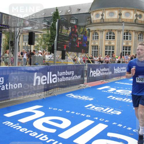 29.06.2025 - hella hamburg halbmarathon Michael Strokosch http://msf.ph/oto/8482301 29.06.2025 10:42:12 Ziel 1441, 5682, 7765, 10216, 12098, 16626, 16677, 17363, 18772, 18802 meine-sportfotos.de