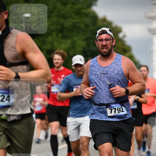 29.06.2025 - hella hamburg halbmarathon Dr. Thomas Lammeyer http://msf.ph/oto/8482317 29.06.2025 10:20:37 Kennedybrücke 1244, 1599, 1602, 1825, 2165, 2347, 2803, 2912, 3023, 3030, 3088, 3134, 3156, 3176, 3484, 3648, 3687, 4478, 4637, 5036, 6024, 6742, 6935, 7158, 7358, 7753, 7792, 7924, 7928, 8263, 8295, 8317, 8597, 8619, 8645, 8707, 8847, 8857, 9091, 9332, 9492, 9628, 9664, 9676, 9810, 9891, 10076, 10139, 10141, 10575, 11236, 11344, 11345, 11410, 11428 meine-sportfotos.de
