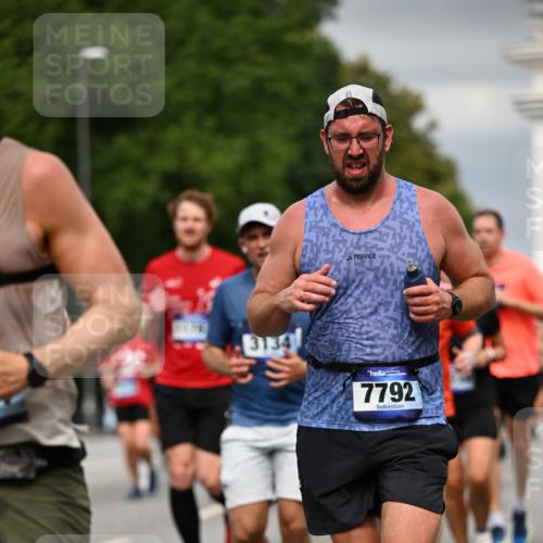 29.06.2025 - hella hamburg halbmarathon Dr. Thomas Lammeyer http://msf.ph/oto/8482326 29.06.2025 10:20:37 Kennedybrücke 1244, 1599, 1602, 1825, 2165, 2347, 2803, 2912, 3023, 3030, 3088, 3134, 3156, 3176, 3484, 3648, 3687, 4478, 4637, 5036, 6024, 6742, 6935, 7158, 7358, 7753, 7792, 7924, 7928, 8263, 8295, 8317, 8597, 8619, 8645, 8707, 8847, 8857, 9091, 9332, 9492, 9628, 9664, 9676, 9810, 9891, 10076, 10139, 10141, 10575, 11236, 11344, 11345, 11410, 11428 meine-sportfotos.de