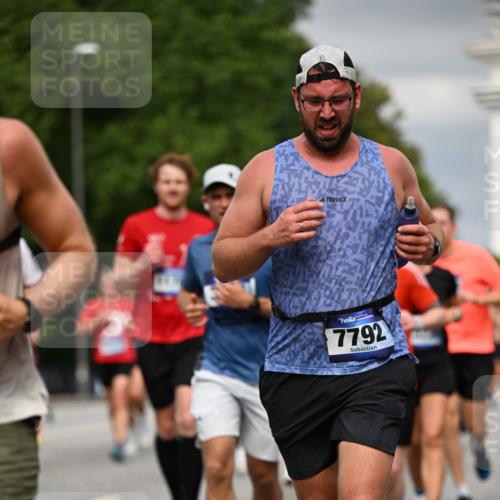 29.06.2025 - hella hamburg halbmarathon Dr. Thomas Lammeyer http://msf.ph/oto/8482364 29.06.2025 10:20:37 Kennedybrücke 1244, 1599, 1602, 1825, 2165, 2347, 2803, 2912, 3023, 3030, 3088, 3134, 3156, 3176, 3484, 3648, 3687, 4478, 4637, 5036, 6024, 6742, 6935, 7158, 7358, 7753, 7792, 7924, 7928, 8263, 8295, 8317, 8597, 8619, 8645, 8707, 8847, 8857, 9091, 9332, 9492, 9628, 9664, 9676, 9810, 9891, 10076, 10139, 10141, 10575, 11236, 11344, 11345, 11410, 11428 meine-sportfotos.de