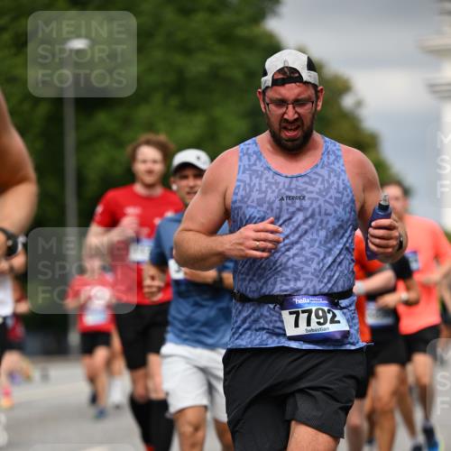 29.06.2025 - hella hamburg halbmarathon Dr. Thomas Lammeyer http://msf.ph/oto/8482378 29.06.2025 10:20:37 Kennedybrücke 1244, 1599, 1602, 1825, 2165, 2347, 2803, 2912, 3023, 3030, 3088, 3134, 3156, 3176, 3484, 3648, 3687, 4478, 4637, 5036, 6024, 6742, 6935, 7158, 7358, 7753, 7792, 7924, 7928, 8263, 8295, 8317, 8597, 8619, 8645, 8707, 8847, 8857, 9091, 9332, 9492, 9628, 9664, 9676, 9810, 9891, 10076, 10139, 10141, 10575, 11236, 11344, 11345, 11410, 11428 meine-sportfotos.de