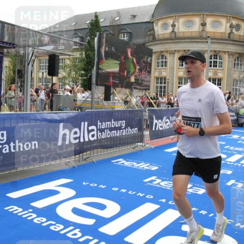 29.06.2025 - hella hamburg halbmarathon Michael Strokosch http://msf.ph/oto/8482394 29.06.2025 10:42:13 Ziel 1441, 5682, 7765, 9365, 10216, 12098, 13709, 14899, 16626, 16677, 17363, 18772, 18802 meine-sportfotos.de
