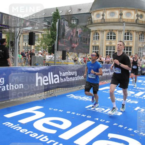29.06.2025 - hella hamburg halbmarathon Michael Strokosch http://msf.ph/oto/8482513 29.06.2025 10:42:17 Ziel 1903, 2675, 5682, 7765, 7865, 9365, 13709, 14811, 14899, 16626, 16660, 17182, 17363, 18772, 18802 meine-sportfotos.de