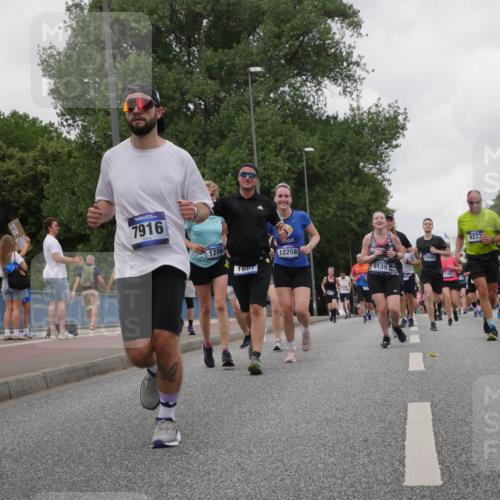 29.06.2025 - hella hamburg halbmarathon Luisa Fischer http://msf.ph/oto/8482680 29.06.2025 10:50:50 Kennedybrücke 7916, 1286, 1607, 12258, 9139, 15688, 1185, 9273, 18147, 2211, 1618, 2211, 2491, 2500, 4342, 5700, 7240, 9758 meine-sportfotos.de