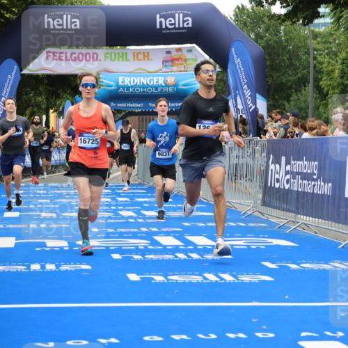 29.06.2025 - hella hamburg halbmarathon Strokosch-Dieckow http://msf.ph/oto/8482801 29.06.2025 10:45:28 Ziel 1697, 2138, 2415, 3186, 5623, 6831, 8374, 8668, 11469, 12154, 12277, 12643, 14062, 14703, 15666, 16725, 17499, 18407, 18638, 18878 meine-sportfotos.de