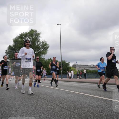 29.06.2025 - hella hamburg halbmarathon Luisa Fischer http://msf.ph/oto/8483046 29.06.2025 10:51:00 Kennedybrücke 17015, 1073, 5114, 1618, 2491, 12140, 8158, 15030, 70, 8105, 1735, 18403, 1073, 1430, 1523, 1618, 2320, 2491, 3679, 4239, 5796, 7240, 8105, 8158, 8270, 10658 meine-sportfotos.de