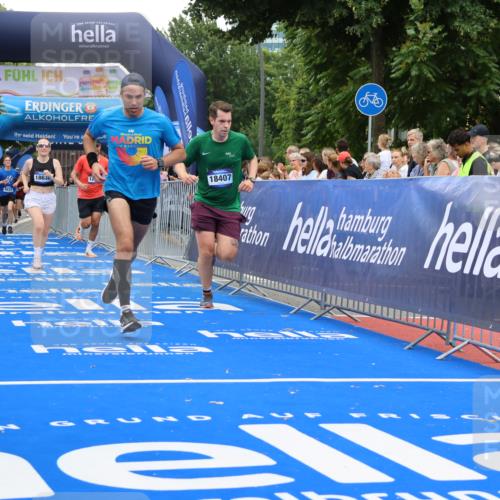 29.06.2025 - hella hamburg halbmarathon Strokosch-Dieckow http://msf.ph/oto/8483056 29.06.2025 10:45:24 Ziel 1697, 2367, 2415, 2470, 3186, 5706, 6831, 9105, 11469, 12277, 12643, 14062, 14703, 16725, 17499, 18407, 18638 meine-sportfotos.de