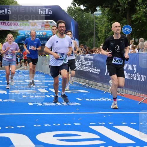 29.06.2025 - hella hamburg halbmarathon Strokosch-Dieckow http://msf.ph/oto/8483206 29.06.2025 10:45:21 Ziel 1697, 2188, 2367, 2470, 3186, 5706, 9105, 10064, 11469, 12277, 12643, 12783, 14703, 15563, 15636, 15741, 15760, 16513, 16725, 17499, 18407, 18638 meine-sportfotos.de