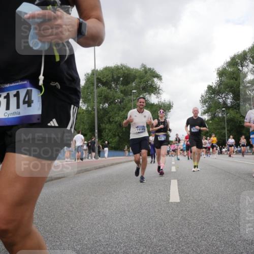 29.06.2025 - hella hamburg halbmarathon Luisa Fischer http://msf.ph/oto/8483252 29.06.2025 10:51:05 Kennedybrücke 5114, 14185, 8270, 3679, 5796, 1523, 1430, 1523, 2163, 2407, 2882, 3679, 4239, 5796, 6255, 6256, 8105, 8270, 9356, 10658, 10777 meine-sportfotos.de