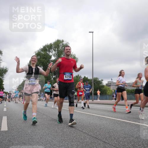 29.06.2025 - hella hamburg halbmarathon Luisa Fischer http://msf.ph/oto/8483431 29.06.2025 10:51:12 Kennedybrücke 6255, 4974, 6256, 2163, 2882, 93, 1014, 1434, 2163, 2407, 2418, 2882, 4974, 6255, 6256, 6879, 9018, 9356, 10075, 10777 meine-sportfotos.de