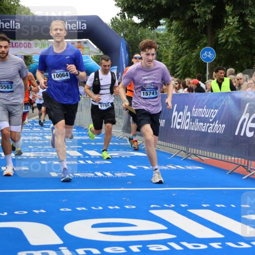 29.06.2025 - hella hamburg halbmarathon Strokosch-Dieckow http://msf.ph/oto/8483482 29.06.2025 10:45:17 Ziel 1697, 2188, 2367, 2470, 3186, 5706, 6054, 6375, 7087, 9105, 10064, 11469, 12783, 14703, 15563, 15636, 15651, 15741, 15760, 16513, 17120, 17499, 18346, 18407, 18718 meine-sportfotos.de
